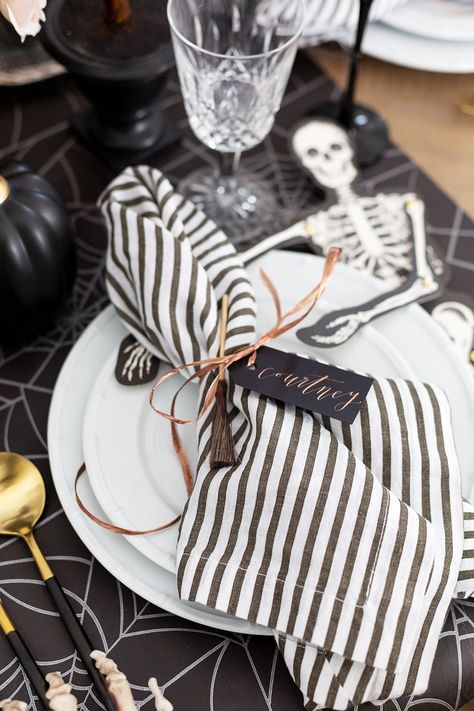 Halloween Tablescape Ideas & More! | Pizzazzerie Halloween Tablescape Ideas, Halloween Table Settings, Dinner Halloween, Halloween Decor Diy, Halloween Tablescape, Halloween Party Dinner, Skeleton Decorations, Adornos Halloween, Halloween Tattoo