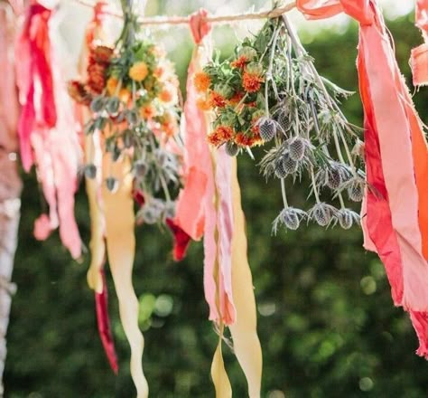 Ribbon Arch Wedding, Dried Flowers Hanging From Ceiling, Cottage Core Wedding Decor, Dried Flower Backdrop, Midsommar Party Decor, Wildflower Decorations, Dried Flower Garland, Wedding Streamers, Ribbon Wedding Decorations