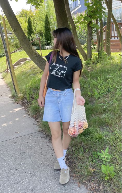 Downtown girl aesthetic fit check outfit inspo jorts Birkenstock Boston clogs How To Style Clogs Summer, Berk Clogs Outfit, Birkenstock Clogs Outfit Aesthetic, Berkinstock Clogs Outfit Summer, Boston Clogs Outfit Women, Birken Clogs Outfit, Burken Stocks Clogs Outfit, Berkinstocks Outfit Clogs, Berkinstock Clogs Outfit Women