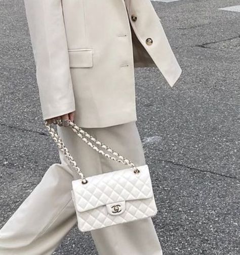 Chanel Classic White Bag Outfit, Chanel Flap Outfit, White Chanel Classic Flap, White Chanel Aesthetic, White Chanel Bag Outfit, Chanel Classic Flap Bag Outfit, Beige White Outfit, Chanel White Bag, White Bag Outfit