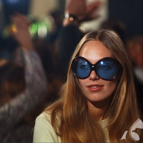 Malgorzata Braunek in " hunting flies " Andrzej Wajda 1969 70s Sunglasses, Big Glasses, Big Sunglasses, I'm With The Band, 60s Fashion, 70s Fashion, Fashion Killa, Pretty People, Sunnies