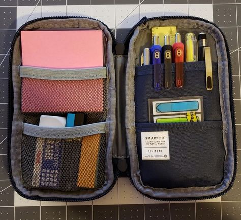 (^_<)~ Organization Pictures, University Bag, Travel Art Kit, School Bag Essentials, Inside My Bag, Study Stationery, In My Bag, What In My Bag, Inside Bag