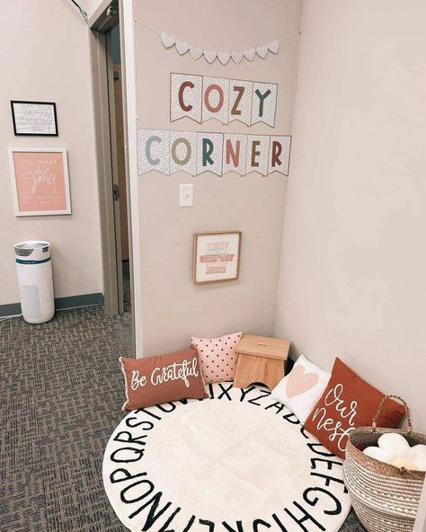 Cute Elementary School Classrooms, Primary School Classroom Decoration, Classroom Ideas For Kindergarten, Class Reading Corner Ideas, Cozy Corner Kindergarten, Classroom At Home Ideas, Classroom Theme 1st Grade, Classroom Interior Design Modern, Classroom Decoration Ideas Elementary