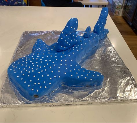 Shark Birthday Desserts, Cute Shark Cake, Whale Shark Cake, Whale Shark Birthday Cake, Shark Shaped Food, Shark Cake Ideas, Shark Shaped Cake, Whale Shaped Cake, Cake Whale