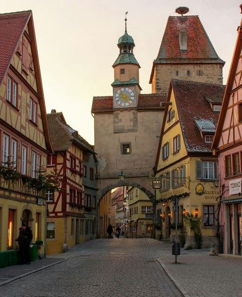 Rothenburg Germany, Medieval Aesthetics, German Houses, Vis Dev, Rothenburg Ob Der Tauber, Building Aesthetic, Old Street, Medieval Town, Architecture Old