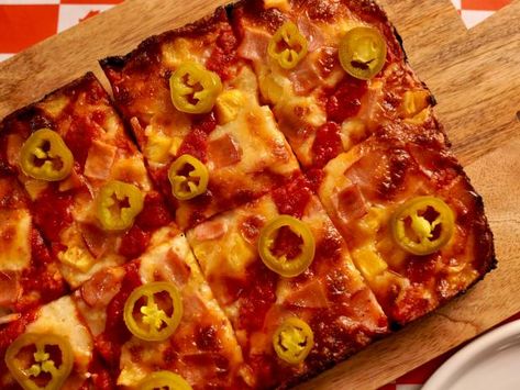 Short Rib Poutine, Pineapple Pizza Recipes, Ham And Pineapple Pizza, Ham And Pineapple, Detroit Pizza, Oh Canada, Nanaimo Bars, Pineapple Pizza, Canadian Bacon