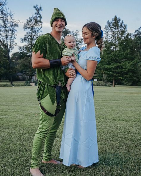 3 Family Halloween Costumes, Peter Pan Kostüm, Wendy Costume, Kid Halloween Costumes, Matching Family Halloween Costumes, Disney Family Costumes, Family Halloween Costume Ideas, Family Themed Halloween Costumes, Peter Pan Wendy