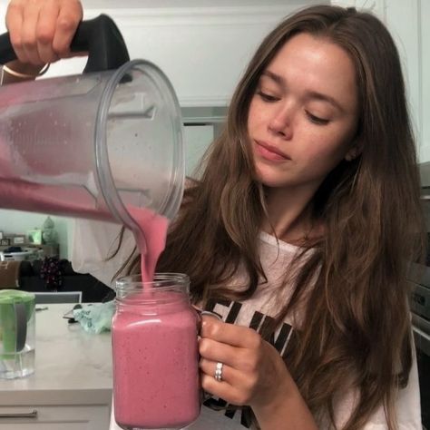 Pink Pilates Girl Aesthetic, Pink Pilates Princess Food, Healthy Pink Aesthetic, Pilates Pink Princess, Pink Pilate Princess Aesthetic, Pink Princess Pilates Aesthetic, Pink Pilates Princess Summer, Smoothie Girl Aesthetic, Pink Pilates Aesthetic