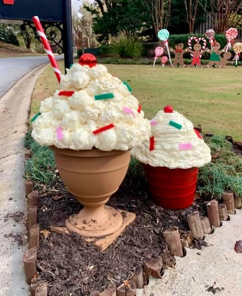 Fest Temaer, Gingerbread Christmas Decor, Candy Land Christmas Decorations, Christmas Yard Decorations, Candy Land Christmas Tree, Candy Decorations, Christmas Decorations Diy Outdoor, Christmas Parade, Candy Christmas Decorations