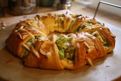 Pampered Chef Chicken & Broccoli Ring {Recipe} - The Chic Life Chicken Broccoli Ring, Broccoli Braid, Chicken Croissant, Chicken Ring, Super Bowl Essen, Pampered Chef Stoneware, Croissant Ring, Pampered Chef Party, Broccoli Chicken