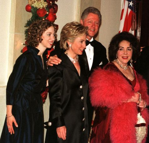 Bill Clinton with wife Hillary, daughter Chelsea, and actress Elizabeth getting ready to Celebrate new years Burton And Taylor, Elizabeth Taylor Jewelry, The Things They Carried, Presidents Wives, Chelsea Clinton, Violet Eyes, December 31, American Presidents, Bill Clinton