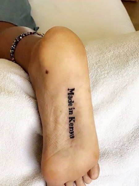 Meaningful Word Tattoos, Wörter Tattoos, Tiny Tattoos For Women, Phrase Tattoos, Petit Tattoo, Foot Tattoos For Women, Inspiration Tattoo, Tattoos Geometric, Foot Tattoo