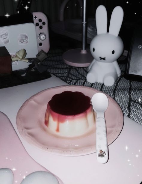 It's pudding on a desk. Jum. Pale Goth Aesthetic, Pastel Vampire Aesthetic, Goth Snacks, Goth Setup, Goth Desserts, Rudolph Richardson, Vampire Food, Grunge Food, Pastel Vampire