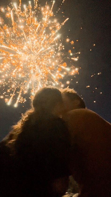 Pose ideas for couples. Pose idea for fireworks. 4th of July. 4th of July poses. 4th of July couples photo Tumblr, Fireworks Film Photography, Fireworks Pictures Couple, New Year Couples Pictures, Situationship Pictures, Firework Pictures Couple, Couple Watching Fireworks Aesthetic, Couples Fireworks Pictures, 4th Of July Sparkler Pictures