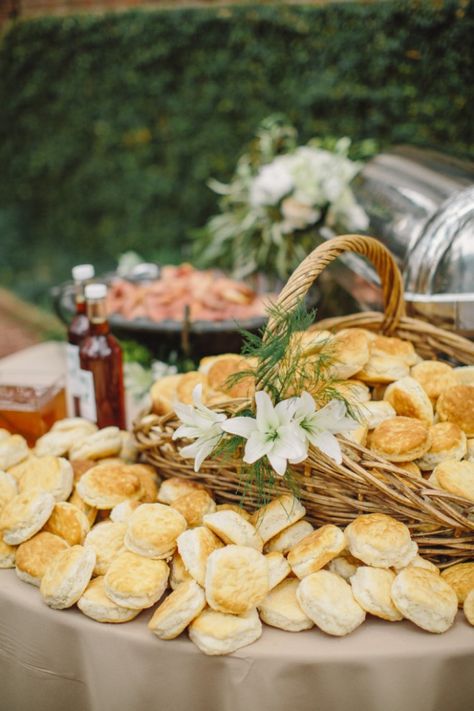 Awesome idea for a wedding biscuit bar! Katering Pernikahan, Brunch Mesa, Biscuit Bar, Tulip Wedding, Wedding Brunch, Reception Food, Wedding Reception Food, Inexpensive Wedding, Brunch Menu