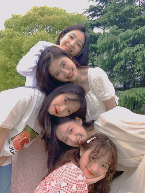 5 Friends Photoshoot Poses, 5 Girls Squad Aesthetic, Poses For 5 Friends, 5 Girls Squad, 5 Friends Pictures, Squad Aesthetic, Girls Squad, Group Picture Poses, Bff Poses