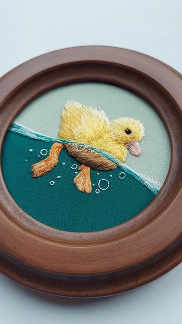 Clothes Embroidery Diy, Diy Embroidery Designs, Animal Embroidery Designs, Handmade Embroidery Designs, Pola Sulam, Embroidery Stitches Tutorial, Hand Embroidery Projects, Animal Embroidery, 자수 디자인