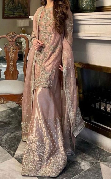 Walima Guest Outfit, Nikkah Guest Outfit, Nikah Dress Pakistani, Pakistani Engagement Dresses, Pink Gharara, Nikkah Outfit, Black Dress Cute, Desi Clothing, Desi Fits