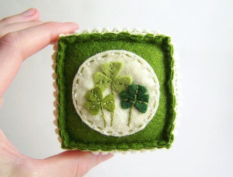 Felt Clover, Diy Pincushion, Felt Pincushions, St Patricks Crafts, Creative Gift Wraps, Cute Sewing Projects, St Patrick's Day Decorations, Penny Rug, St Patrick's Day Crafts