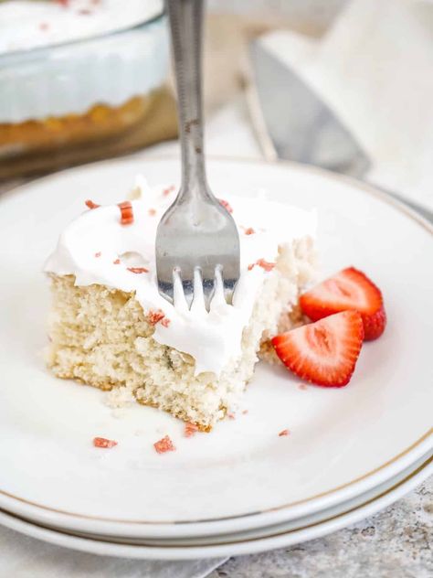 Make this cream soda cake is 3 ingredients and I'll show you how. This means you can have a birthday party dessert for around five dollars! Cream Soda Cake, Peanut Butter Bars Recipe, Soda Cake, Birthday Party Desserts, Homemade Dessert, Easy Cream, Peanut Butter Bars, Pudding Desserts, Cream Soda