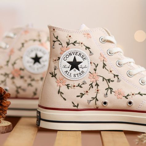 Custom Converse Embroidery, Pink Flower Embroidered Converse Custom, Floral Embroidered Shoes, Custom Wedding Converse Embroidered Flower Pink Aesthetic Shoes, Converse Painting, Sneaker Embroidery, Embroidered Outfits, Wishlist Clothes, Converse Embroidery, Cute Converse Shoes, Mode Converse, Converse Wedding