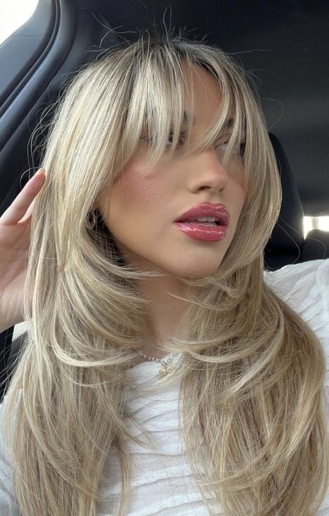 Layered Blonde Hair With Bangs, Blonde Layered Hair With Curtain Bangs, Layered Haircut With Fringe, Blonde Fringe Bangs, Blonde Wispy Bangs, Hair Inspp, Blonde Highlights Bangs, Blonde With Fringe, Blonde Hair Curtain Bangs