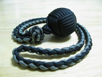 Learn how to make a Paracord Monkey Fist Knots and Keychain from Tutorials with instructions. Make cool paracord accessories using monkey fist knot. 4 Strand Round Braid, Monkey Fist Keychain, Paracord Monkeyfist, Lanyard Diy, Lanyard Knot, Round Braid, Knot Keychain, Monkey Fist Knot, Paracord Accessories