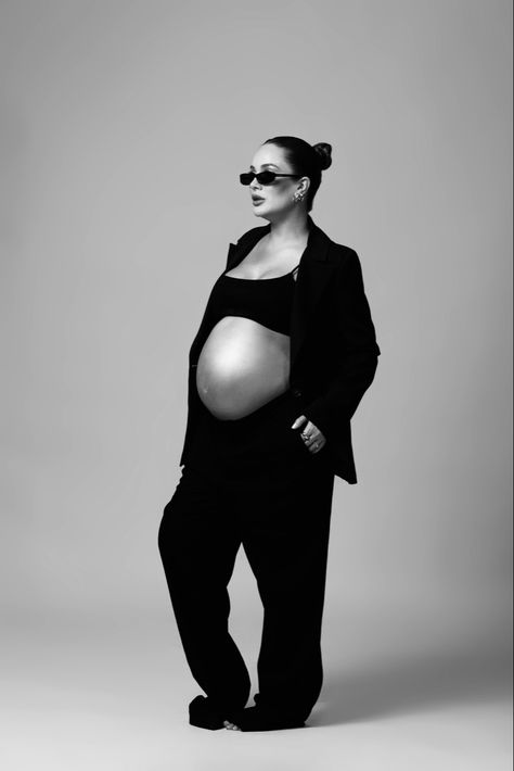 Pose Pregnant Photography, Maternity Shoot Black Outfit, Maternity Photoshoot Editorial, Prego Photoshoot Ideas, Natural Hair Maternity Photos, Maternity Photoshoot Black And White, Kourtney Kardashian Maternity Shoot, Streetwear Maternity Shoot, White Bra Maternity Shoot