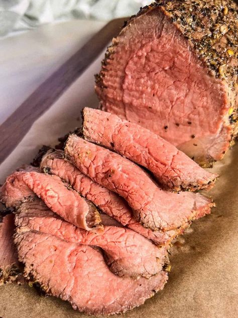 Tender eye of round roast beef, crusted with garlic herb seasoning is perfect for a Sunday or holiday dinner. This fool proof off-oven cooking method results in perfectly medium rare, juicy roast beef every time. Roast Beef Recipes Oven, Roast In Crock Pot, Bottom Round Roast Recipes, Bottom Round Roast, Eye Of Round Roast, Eye Of Round, Broiled Steak, Beef Tenderloin Recipes, Beef Round