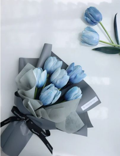 Singapore fresh flower delivery Minimalist Shelf Decor, Tulip Bouquets, Minimalist Shelf, Minimalism Living, Blue Flowers Bouquet, Image Bleu, Luxury Flower Bouquets, List Of Flowers, Online Flower Delivery