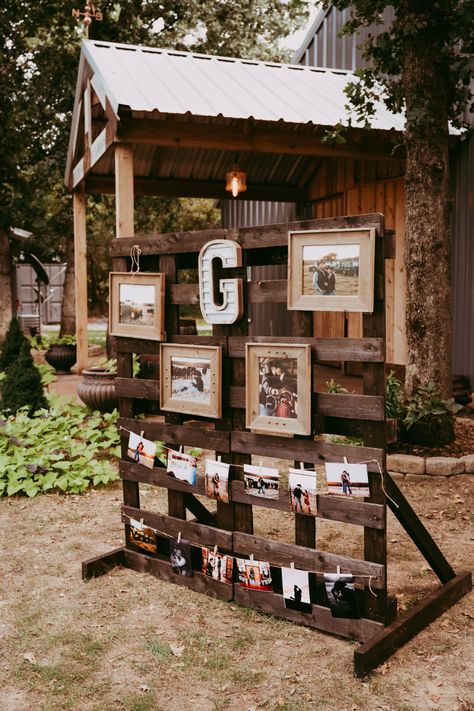 Wedding Shower Pallet Ideas, 50th Birthday Party Ideas For Men Western, Diy Rustic Wedding Photo Booth, Country Decor For Party, Pallet Picture Display Wedding, Western Graduation Decorations, Western Open House Theme, Western Birthday Party Decorations For Men, Senior Pallet Board Ideas