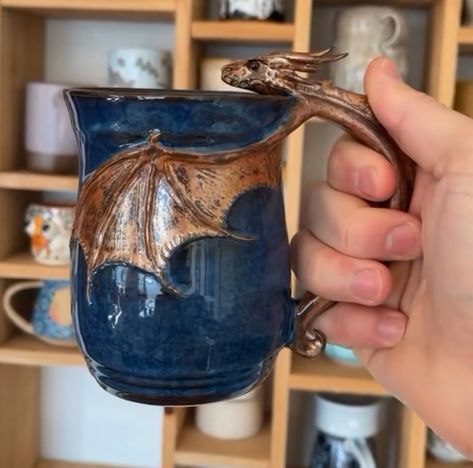 Ceramic Mug Animal, Dragon Mug Pottery, Dragon Pottery Painting, Fantasy Pottery, Dragon Ceramics, Clay Mug Ideas, Pottery Wheel Projects, Pottery Dragon, Ceramic Ideas Pottery