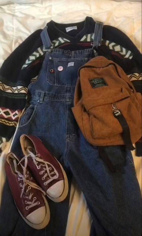 Grandpa Sweaters Outfit, Burgundy Overalls Outfit, Sweater With Overalls Outfit, Overalls Outfit With Sweater, Sweater Overalls Outfit, Converse Outfit School, Overalls Sweater Outfit, Grampa Sweater Outfit, Grandpa Cardigan Outfit