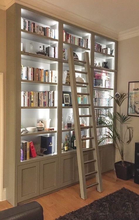 White Built Ins, Modern Decorating, Home Library Rooms, Creative Bookshelves, Living Room Built Ins, Library Ladder, Decorating Bookshelves, Bookshelves In Living Room, Home Library Design