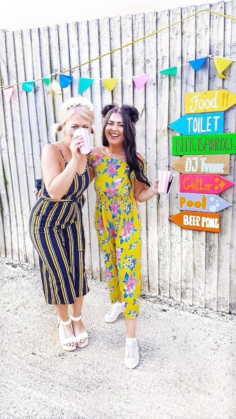 DIY FESTIVAL ARROW SIGNS FOR YOUR WEDDING DECOR | Bespoke-Bride: Wedding Blog Festival Signs Diy, Festival Diy Decorations, Hen Fest, Festival Signs, Festival Garden Party, Coachella Birthday, Festival Themed Party, Music Festival Party, Diy Festival