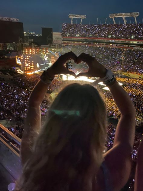 Taylor Swift Concert Instagram Pictures, Taylor Swift Lifestyle, Long Live Aesthetic, Touring Aesthetic, Show Aesthetic Music, Concert Poses Alone, Taylor Swift Concert Aesthetic, Eras Tour Photo Ideas, Show Taylor Swift