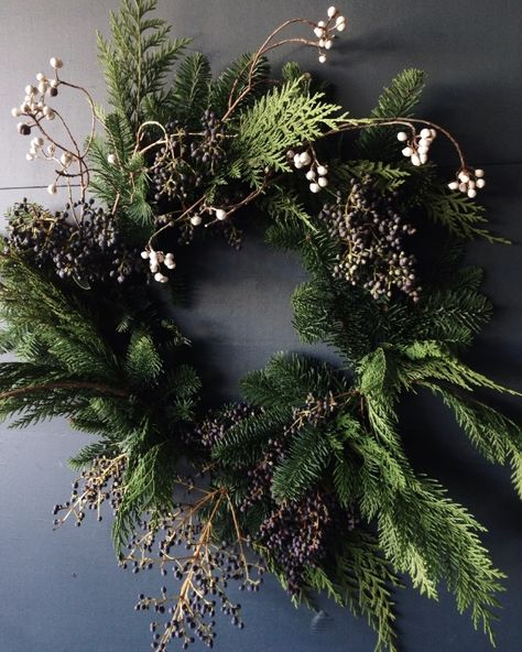 Wreath Party: 12 Favorite Florists' Holiday Decor Workshops - Gardenista Festive Wreaths, Wreath Party, Botanical Christmas, Holiday Wreaths Christmas, Christmas Windows, Wild Berries, Whimsical Wreaths, Christmas Greenery, Xmas Wreaths