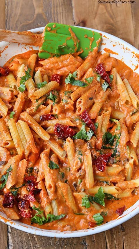 Rosa Pasta, Pasta With Sun Dried Tomatoes, Penne Rosa, Tomato And Spinach Pasta, Pasta And Sauce, Spinach Pasta Recipes, Penne Pasta Recipes, Resep Pasta, Mozzarella Pasta