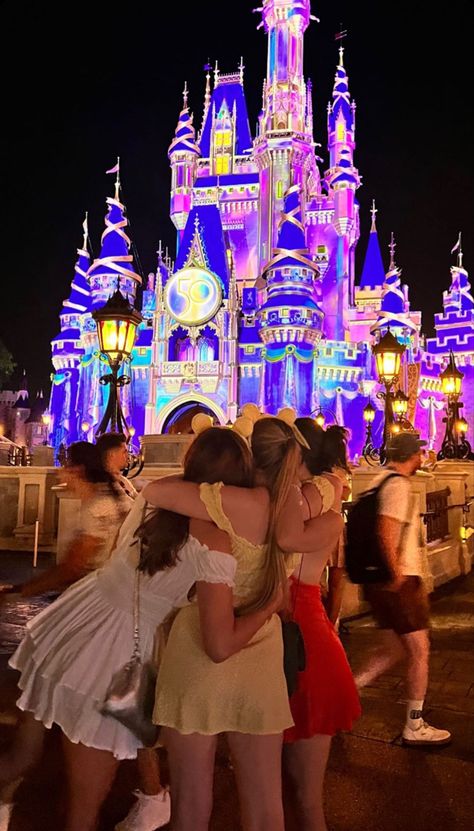 Disney World Aesthetic, Disney Poses, Photos Bff, Disneyland Photos, Disney Photo Ideas, Disney World Pictures, Disney Paris, Disneyland Pictures, Disneyland Outfits