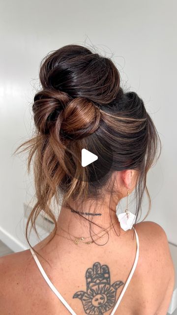 Jessica Domoney on Instagram: "Transform your top knot into the chic Kim K inspired hair style everyone’s asking for💫  The best part, I only used 2 products!  Grab your Blowout Texture & Finishing Spray from @surfacehairhealth and get ready to make a statement ✨  #surfacehairhealth #lovemysurfacehair #veganhaircare #hairvideoshow #howtohair #saloncentric" Updo For Brunette Hair, Loose Top Bun Hairstyles, Up Do For Very Long Hair, Loose Top Knot Bun, Updo For Servers, Hair On Top Of Head Updo, Perfect Top Knot, Upstyle For Long Hair, High Bun With Pieces Out