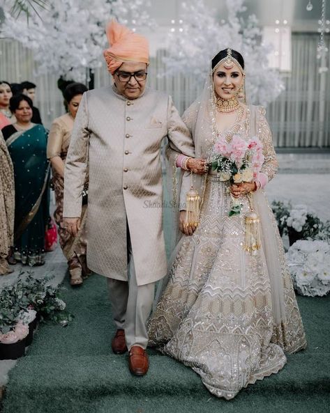 Presenting you cute and beautufuil photo ideas of bride with her father. These are MUST have pictures ideas that every bride should have clicked with her father during wedding. #shaadisaga #indianwedding #fathersday #brideandfatherphotos #bridefatherphotos #fatheranddaughterphotoideas #bridefatherwalkingdownonthaislephoto #brideandfatherphotoshoot #brideandfatherweddingphotos #brideand familyportraitsideas Bride Entry Ideas, Father Of The Bride Attire, Pictures Of Couples, Poses Funny, Couple Entry, Photos Of Bride, Wedding Outfits Indian, Father Of The Bride Outfit, Romantic Poses