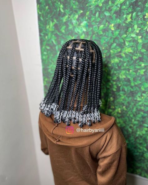 Box Braids Big Size, Large Shoulder Length Knotless Braids, Bob Length Knotless Braids With Beads, Box Braids With Middle Part, Knotless Shoulder Length Braids With Beads, Braids Short With Beads, Big Box Braids With Beads, Medium Knotless Braids Shoulder Length, Medium Hair Styles Braids