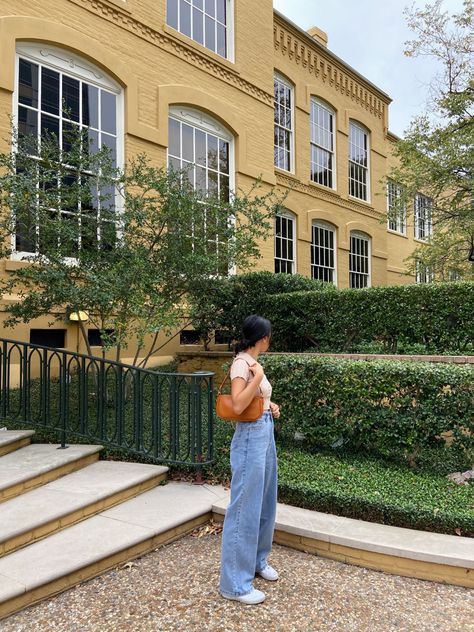 Tan Bag Outfit, Brown Purse Outfit, Brown Baguette Bag, Brown Bag Outfit, Baguette Bag Outfit, Baggy Aesthetic, Y2k Winter, Purse Outfit, Bag Y2k