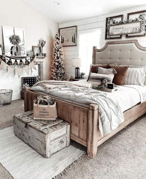 30+ Cozy And Wonderful Rustic Farmhouse Christmas Decorating Ideas Farmhouse Lifestyle, Rustic Farmhouse Bedroom, Western Bedroom, Gorgeous Bedrooms, Christmas Bedroom, Farmhouse Bedroom Decor, Winter Home Decor, Farmhouse Christmas Decor, Farmhouse Bedroom