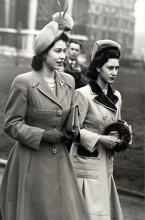 British Royalty, London, England, 10th February 1948, Princess Elizabeth and Princess Margaret arrive at St, Margarets, Westminster for a society wedding.  (Photo by Popperfoto/Getty Images) Sarah Chatto, Princesa Margaret, Princesa Elizabeth, Queen Mum, Rainha Elizabeth Ii, Reine Elizabeth Ii, Hm The Queen, Prinz Harry, Photography People