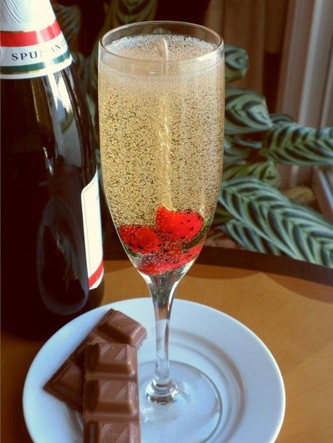 Gel Candle Diy, Strawberries And Champagne, Candle Making Recipes, Champagne Candles, Drink Candles, Gel Candle, Making Candles Diy, Candle Projects, Candle Tart