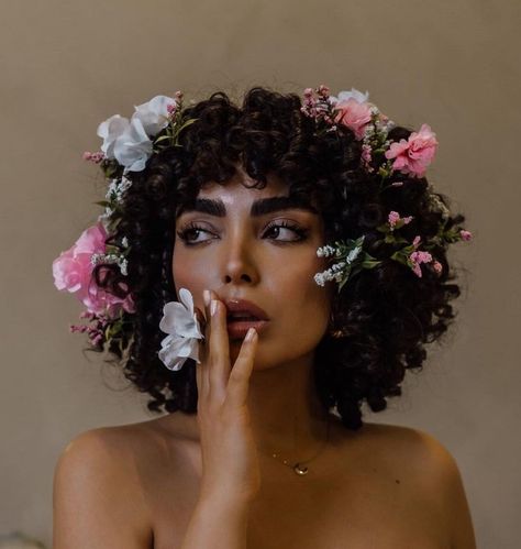 Flower Power Photoshoot, Girl Photoshooting Ideas With Flower, Model With Flowers Photography, Powerful Feminine Photoshoot, Blooming Photoshoot Ideas, Floral Self Portrait, Natural Hair With Flowers, Creative Women Photoshoot, Creative Floral Photography