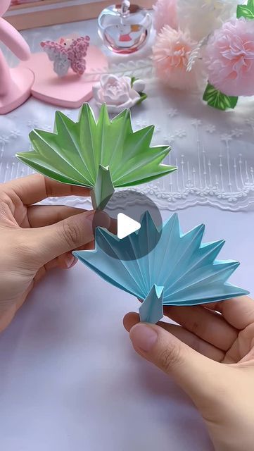 Peacock Origami, Origami Peacock, Easy Origami Tutorial, Origami Leaves, Origami Tutorial Easy, Diwali Craft, Piece Of Paper, The Peacock, Easy Video