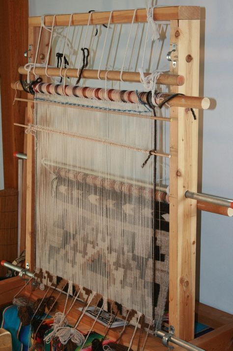 Under-Over weaving on Navajo Loom Navajo Weaving Loom, Rug Weaving Loom, Navajo Textiles, Weavers Art, Native American Rugs, Tapestry Loom, Navajo Weaving, Weaving Machine, Weaving Loom Diy