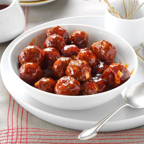 Barbecued Meatballs Recipe: How to Make It Meatball Bar, Meatballs Sauce Recipe, Barbecue Meatballs, Meatball Appetizer Recipe, Sweet N Spicy, Spicy Meatballs, Glazed Meatballs, Meatball Sauce, Appetizer Meatballs